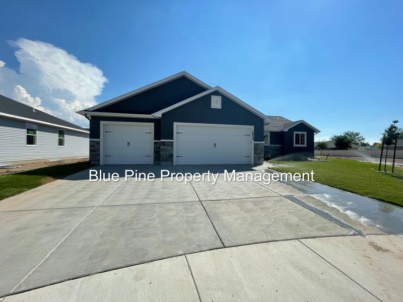 1924 Harrington Cir in Idaho Falls, ID - Building Photo