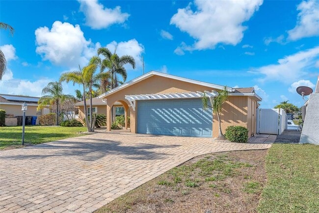 1012 Spindle Palm Way in Apollo Beach, FL - Building Photo - Building Photo