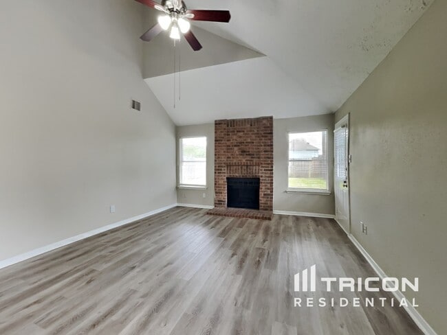 2013 Greenwood Dr in Rosenberg, TX - Building Photo - Building Photo