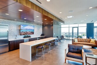 Two Twelve Clayton in Clayton, MO - Foto de edificio - Building Photo