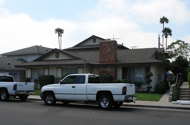 17031 Pinehurst Ln in Huntington Beach, CA - Building Photo - Building Photo