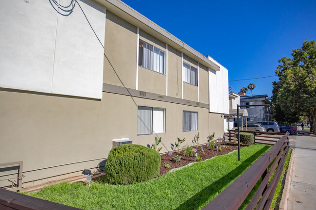 Hermitage Apartments in Valley Village, CA - Foto de edificio - Building Photo