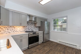 9392 Pine Tree Rd in Norfolk, VA - Foto de edificio - Building Photo