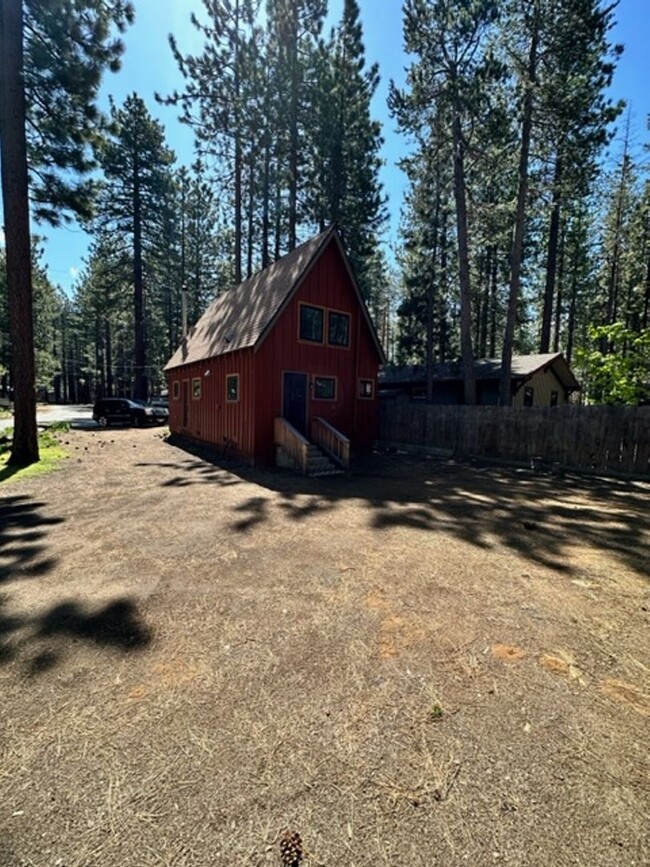 1110 Long Valley Ave in South Lake Tahoe, CA - Foto de edificio - Building Photo