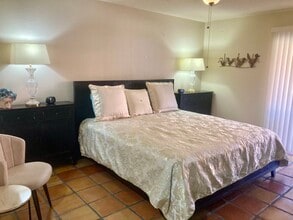 4303 E Cactus Rd, Unit 117B in Phoenix, AZ - Foto de edificio - Building Photo