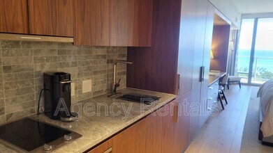 383 Kalaimoku St in Honolulu, HI - Building Photo - Building Photo