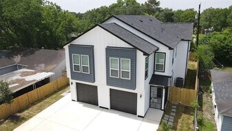 5126 Lyndhurst Dr in Houston, TX - Building Photo