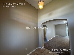 447 Cierra Oaks Cir in Lady Lake, FL - Foto de edificio - Building Photo