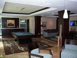 2421 NE 65th St in Fort Lauderdale, FL - Foto de edificio - Building Photo