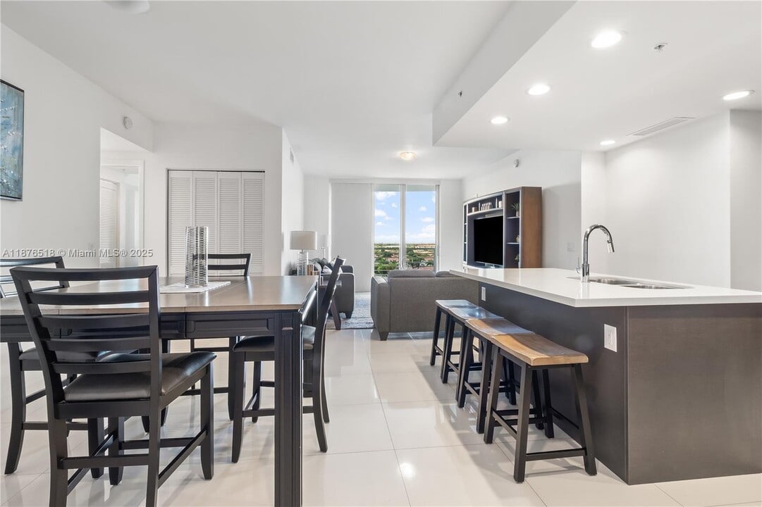 7875 NW 107th Ave in Doral, FL - Building Photo