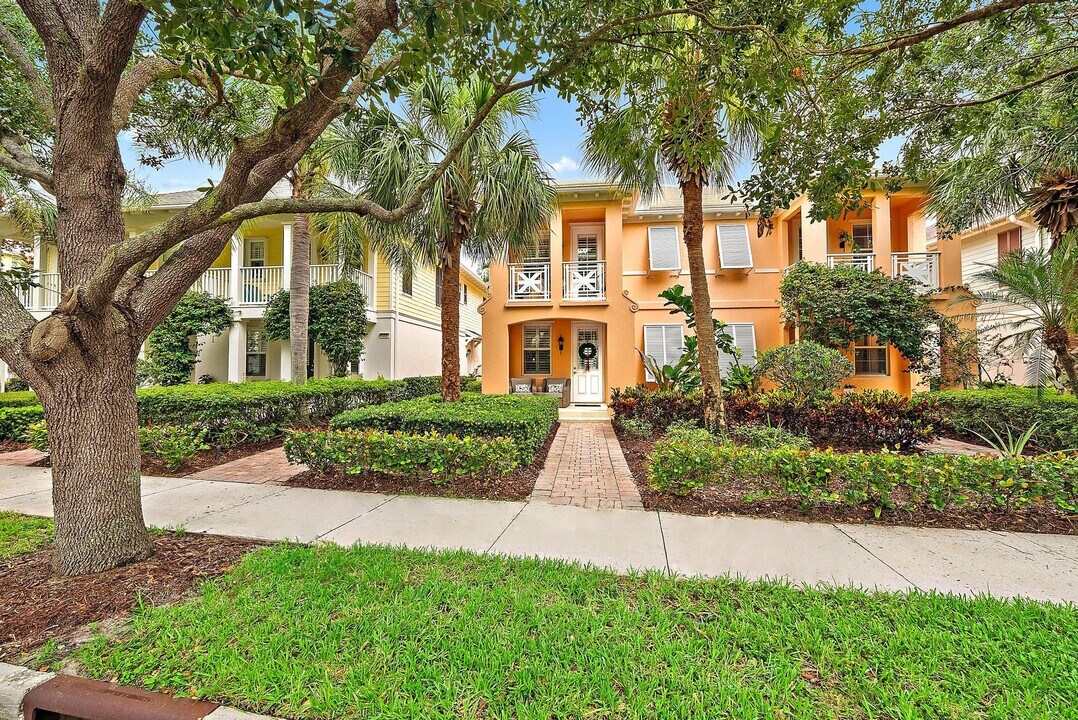 149 Caravelle Dr in Jupiter, FL - Building Photo