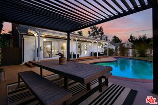 12614 Morrison St in Los Angeles, CA - Building Photo