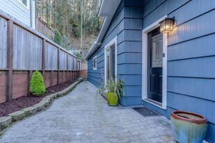 1104 Barcelona Dr in Pacifica, CA - Building Photo