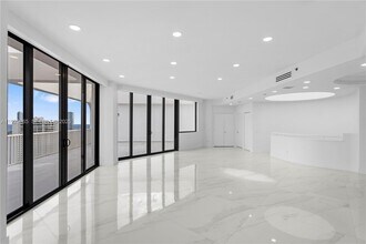 2000 Island Blvd in Aventura, FL - Foto de edificio - Building Photo