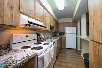 2111 NE 36th St in Lighthouse Point, FL - Building Photo - Building Photo