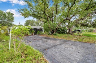 209 Southeast Jefferson Cir N in St. Petersburg, FL - Building Photo