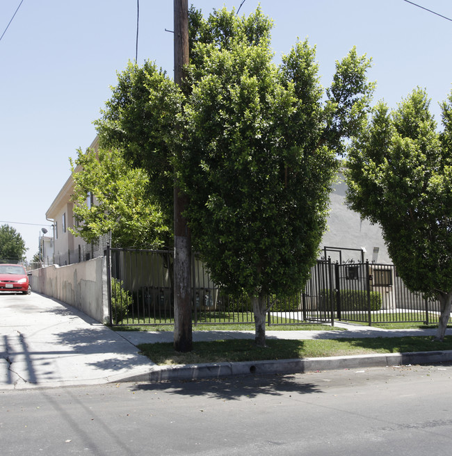 6916 Agnes Ave in North Hollywood, CA - Foto de edificio - Building Photo