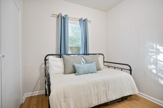 987 Dimmock St SW in Atlanta, GA - Building Photo - Building Photo