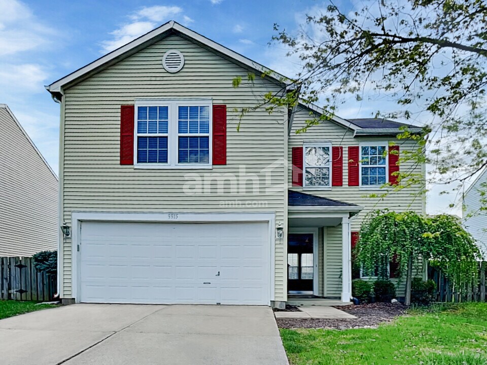 9915 Sapphire Berry Ln in Fishers, IN - Building Photo