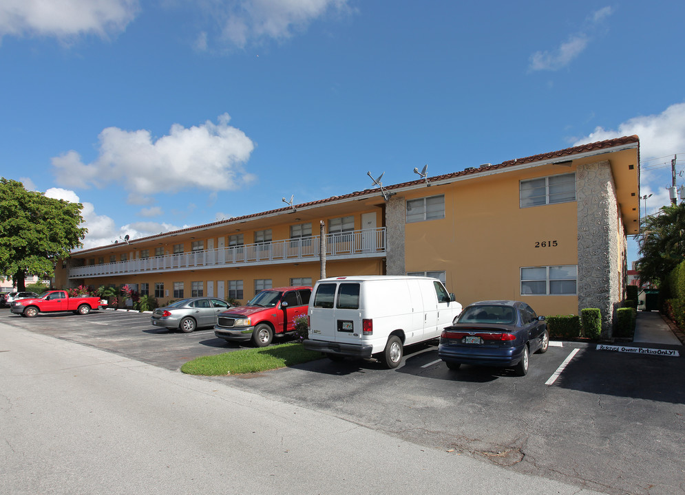 The Oakmont Apartments in Fort Lauderdale, FL - Building Photo