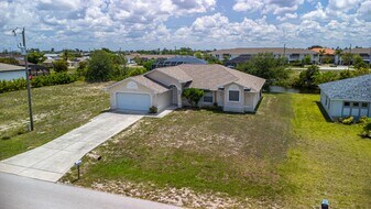 3303 SW 8th Ct in Cape Coral, FL - Building Photo