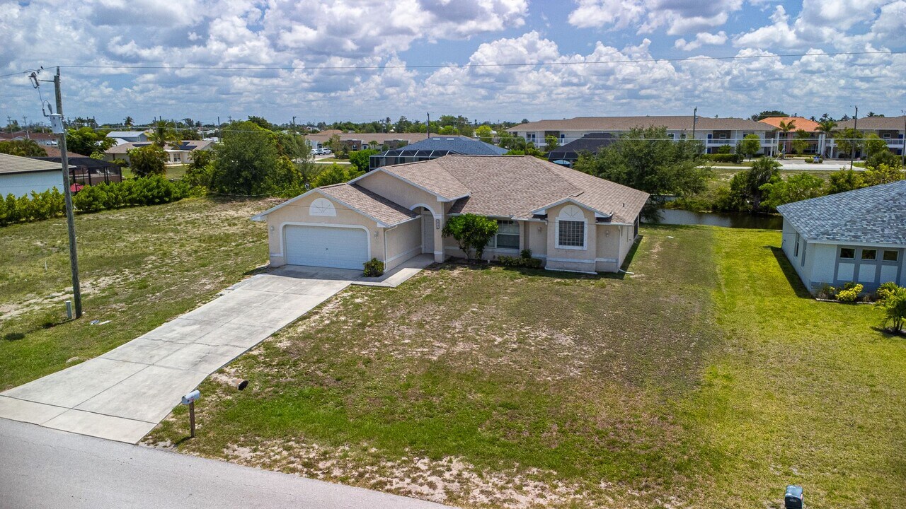 3303 SW 8th Ct in Cape Coral, FL - Foto de edificio