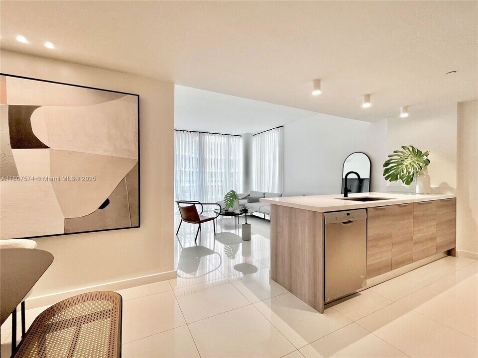 990 W Bay Harbor Dr in Bay Harbor Islands, FL - Building Photo