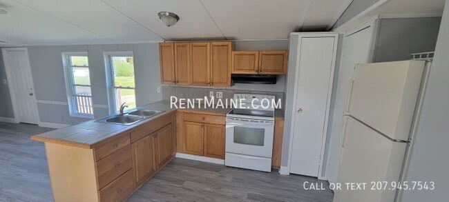 98 Park Dr in Canaan, ME - Building Photo - Building Photo