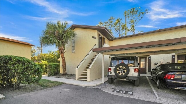 501 E Bay Dr in Largo, FL - Foto de edificio - Building Photo