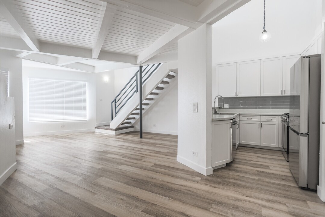 Loft Style Apartments for Rent! in Reseda, CA - Foto de edificio