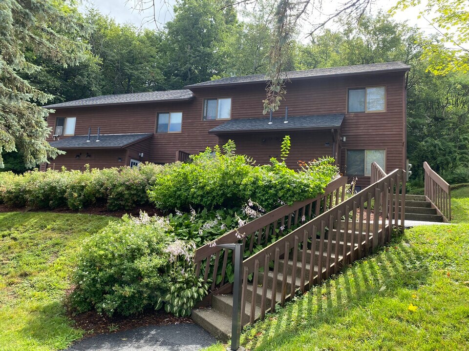 103 Village Heights Rd in Hinesburg, VT - Building Photo