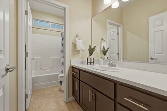 1161 Greenbrier Dr in Hanford, CA - Building Photo - Building Photo