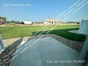 1425 Thatcher Cir in Harrisburg, SD - Building Photo - Building Photo