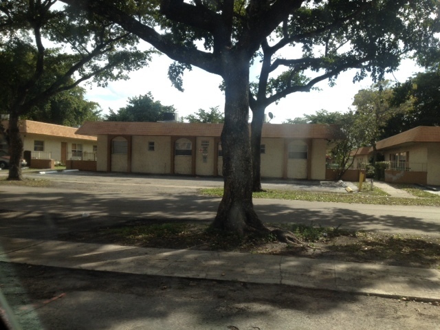 5212 NW 24th St in Lauderhill, FL - Building Photo