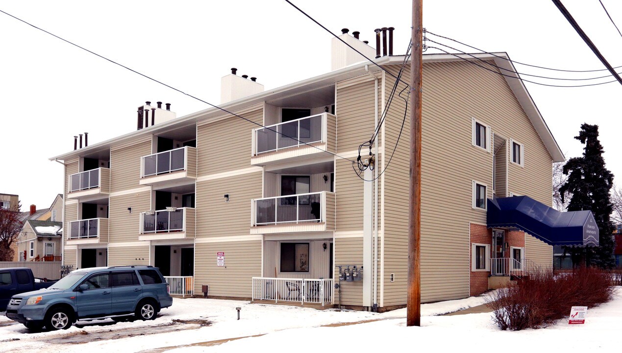 10604 110th Ave NW in Edmonton, AB - Building Photo
