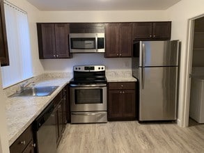 Creekside of Farmington Hills Apartments in Farmington Hills, MI - Foto de edificio - Building Photo