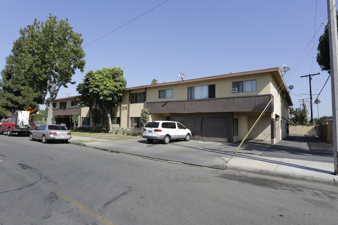213-219 W Midway Ave in Anaheim, CA - Foto de edificio