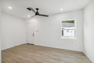 306 E 40th 1/2 St in Houston, TX - Building Photo - Building Photo