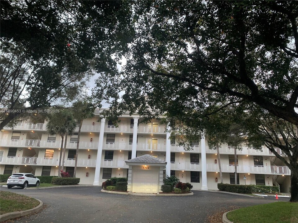 1709 Whitehall Dr in Davie, FL - Building Photo