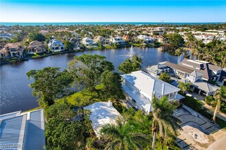 678 E Lake Dr in Naples, FL - Foto de edificio - Building Photo