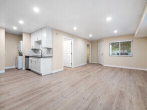 Sunset Cliffs Apartments in Vista, CA - Building Photo - Building Photo