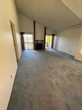 224 Oakleaf Dr, Unit 201 in Thousand Oaks, CA - Foto de edificio - Building Photo
