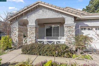 350 Caroni St in Walnut Creek, CA - Building Photo - Building Photo