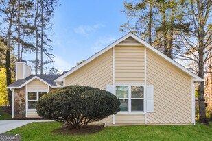 6096 Creekford Dr in Lithonia, GA - Building Photo