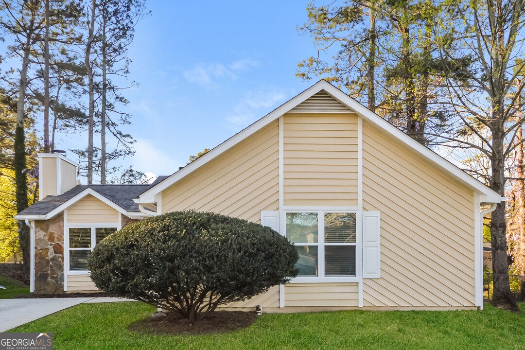 6096 Creekford Dr in Lithonia, GA - Building Photo