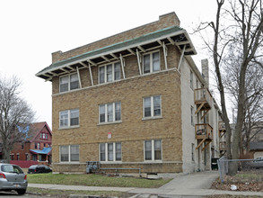 2804-2810 W Kilbourn Ave in Milwaukee, WI - Foto de edificio - Building Photo