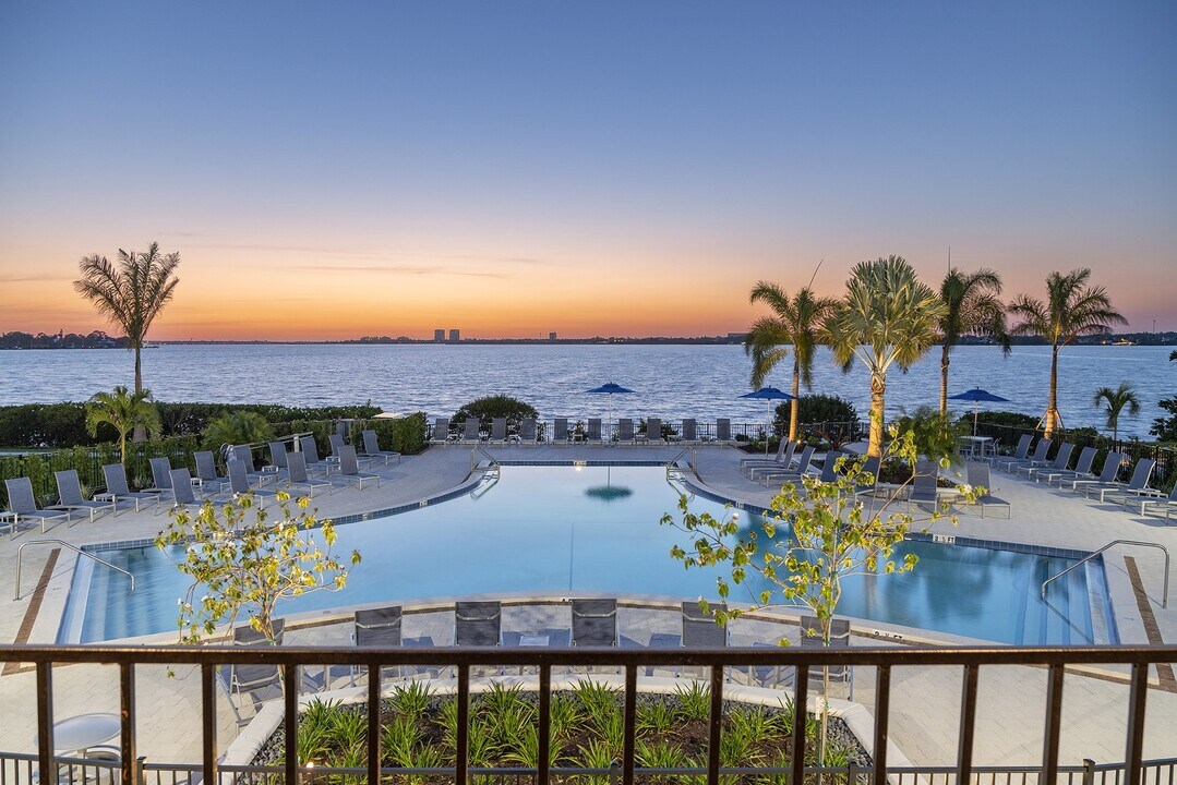 View Carlton Arms in Bradenton, FL - Building Photo