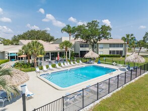 Windrush Bay Condominiums in Tarpon Springs, FL - Foto de edificio - Building Photo