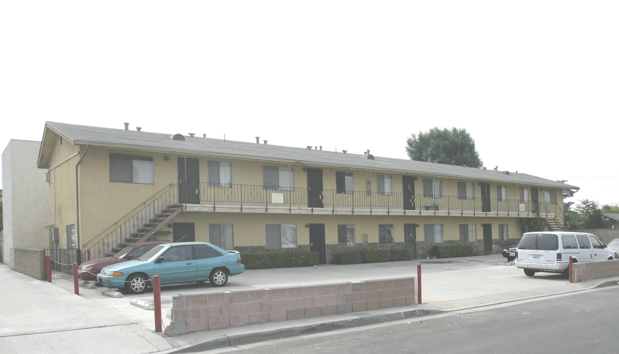 15920 Carpintero Ave in Bellflower, CA - Foto de edificio