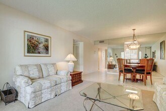 14375 Strathmore Ln in Delray Beach, FL - Foto de edificio - Building Photo